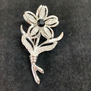 Flower pin in silver